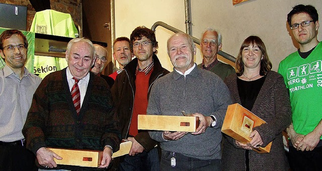 Wolfgang Wagner (links) und Protokollc...en sich bei langjhrigen Mitgliedern.   | Foto: Martina David-Wenk