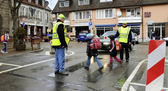 Zwei Schlerlotsen helfen seit Montag ...e am Gutgesellentorplatz in Breisach.  | Foto: elisabeth saller