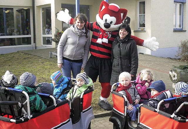 Herzlich begrt wurde das SC-Fchsle ...Lutz (links) und Erzieherin Petra Ki.  | Foto: Jessica Lee Holloway