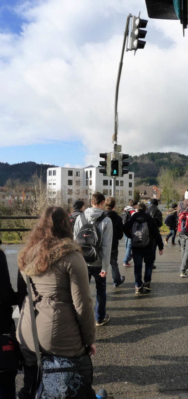 Die Ampel am Bahnhof Hausen-Raitbach war wieder einmal auer Betrieb.  | Foto: Sattelberger