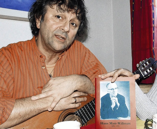 Wolfgang Dold mit Gitarre und Buch   | Foto: FREUDIG