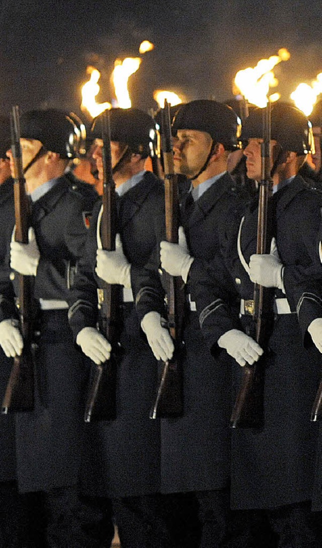 Soldaten des Wachbataillons beim Zapfenstreich  | Foto: dpa