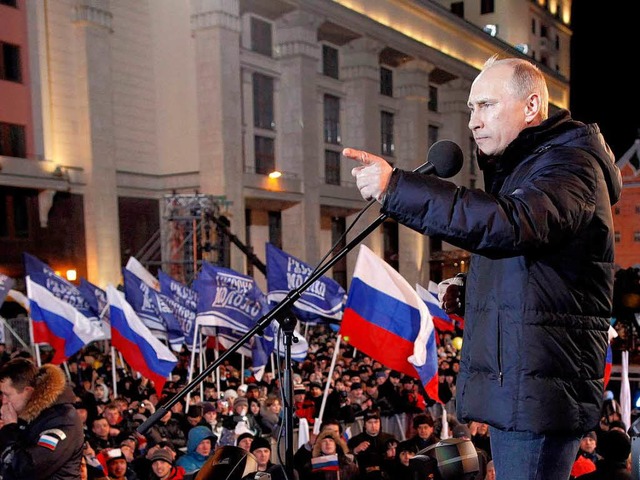 Bei der Wahlfeier soll Wladimir Putin ...er andere Trne im Auge gehabt haben.   | Foto: dpa
