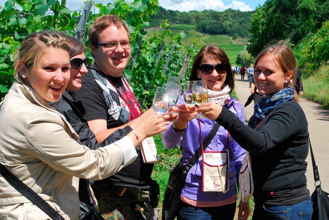 Bei der kulinarischen Weinwanderung in...sind die Teilnehmer meist guter Laune.  | Foto: Benjamin Bohn