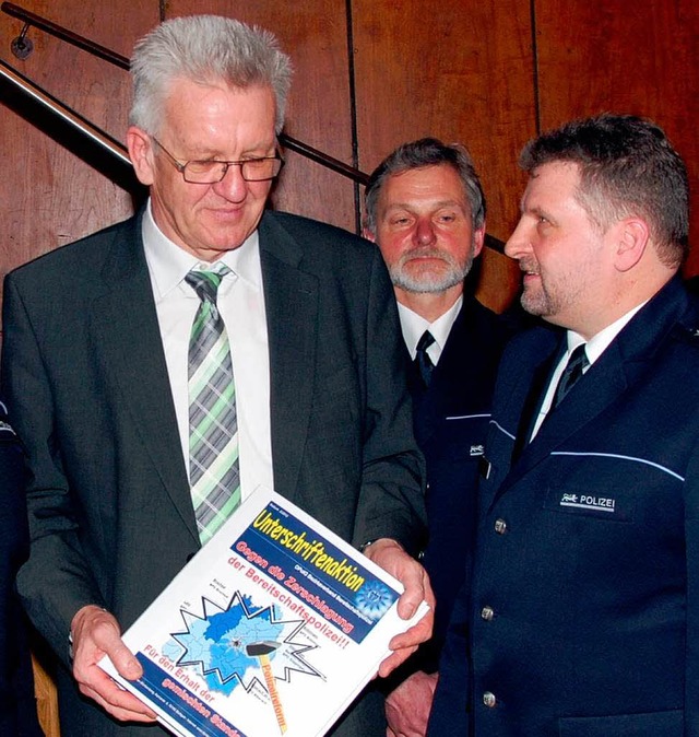 Die Deutsche Polizeigewerkschaft im Be...n Weber Ministerprsident Kretschmann.  | Foto: BZ