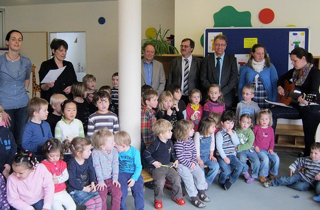 Mit den Kindern des Kindergartens Tuns... Disch und Ortsvorsteher Peter Ritzel.  | Foto: Anne Freyer