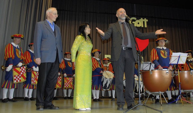 Brgermeister Hans-Joachim Schwarz (Mi...isong daneben Pastor Hellmut Robisch.   | Foto: Roland Vitt