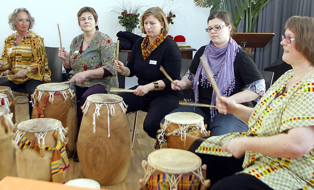 Die Trommelgruppe heizt den Frauen ein.   | Foto: Heidi Fssel