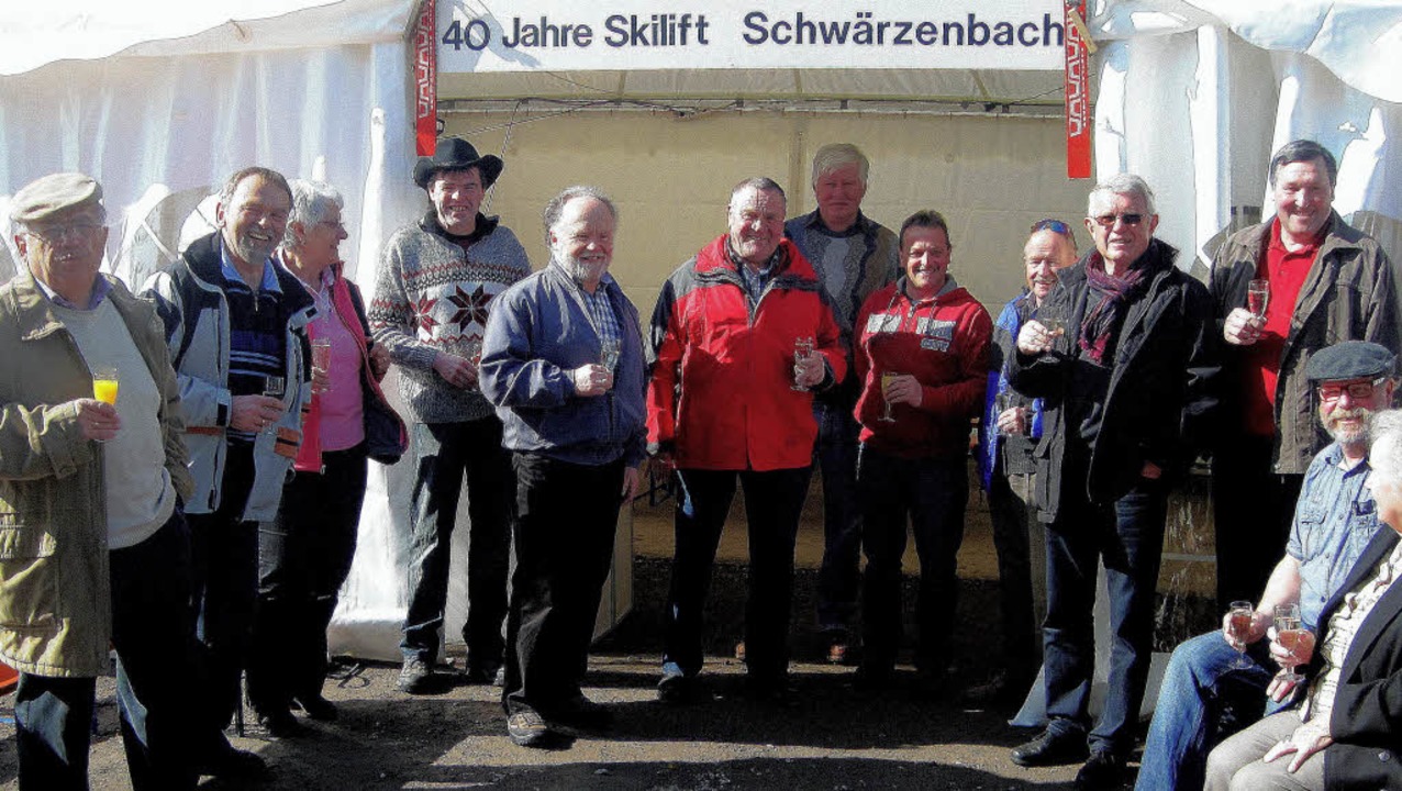 Die Festgemeinde gratuliert in Schwärz...h Kreuz und Vorstand Ralf Grünsteidl.   | Foto: Hermann Janßen