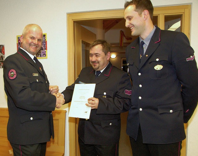 Hauptlschmeister Johannes Gutzweiler ...lder freut sich ber die Ehrung mit.    | Foto: HORST A. BSS