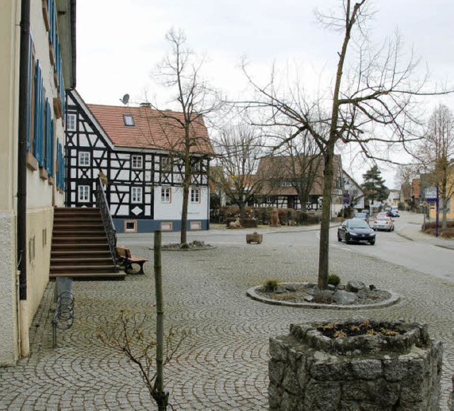 Der Platz vor dem Vrstetter Rathaus s...und einem Blumentrog begrenzt werden.   | Foto: Grttinger