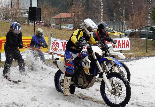 Beim Start ging es darum, am schnellst...s zwei Team  traten gegeneinander an.   | Foto: Heidrun Simoneit