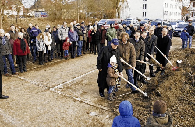 Der erste Spatenstich ist getan, in de...emie in Donaueschingen die Bagger an.   | Foto: Losert