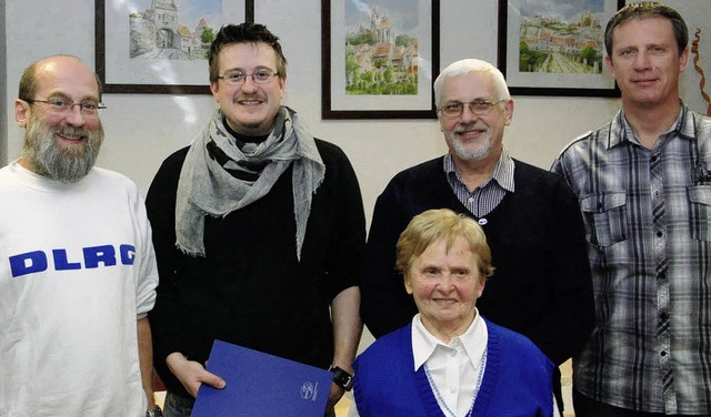 Bei einem Treffen  der DLRG-Ortsgruppe...dt (von links) fr langjhrige Treue.   | Foto: hans-jochen voigt