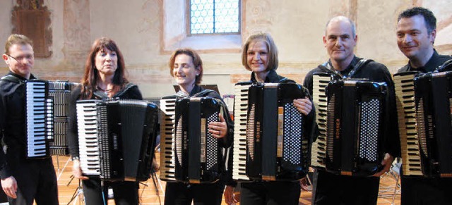 Das Markgrfler Akkordeon-Ensemble unt...217;Inka und Georg Kiefer (von links)   | Foto: Dorothee Philipp