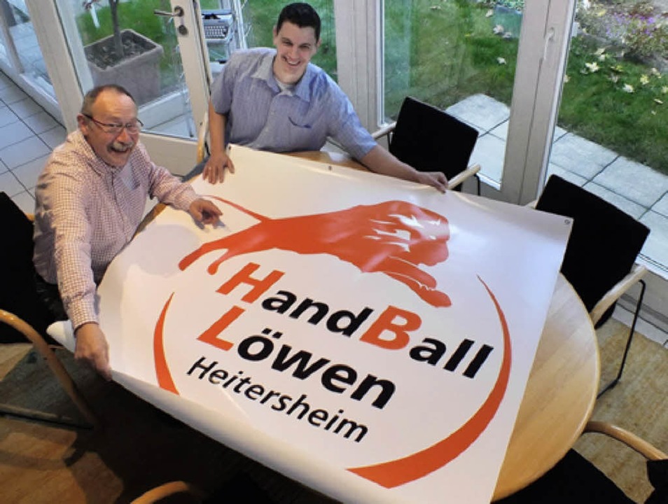 Dirk Suttner (rechts) und  Dieter Hartmann bei der Übergabe des neuen Logos   | Foto: Handball-Löwen