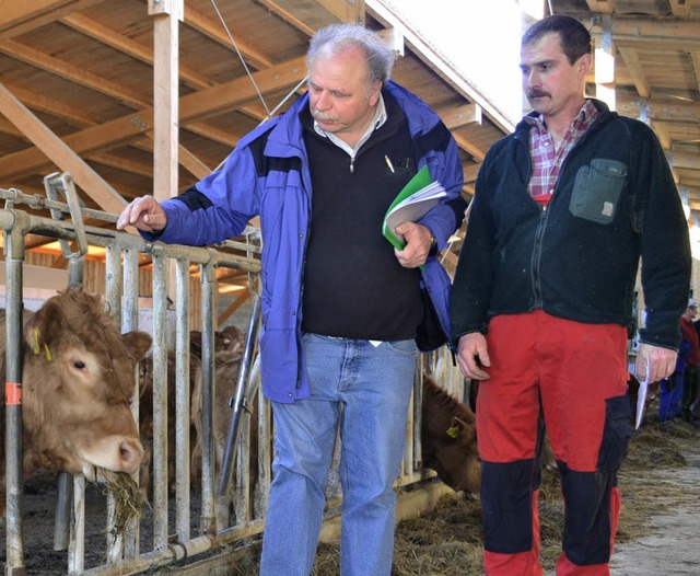 Landwirt Christian Wamer und Peter Li... Stalls in Hg-Ehrsberg (von rechts).   | Foto: Paul Berger