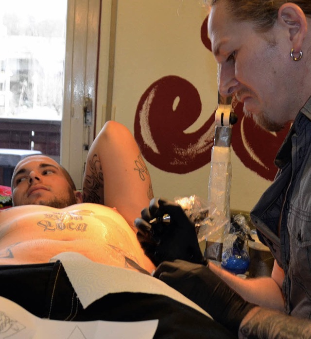 Neben Hautkunstwerken bietet Kai John ... und Tattooentfernungen per Laser an.   | Foto: Erismann
