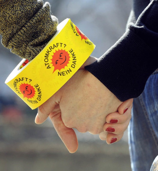 Hand in Hand: Am Samstag gibt&#8217;s eine Menschenkette.   | Foto: dpa