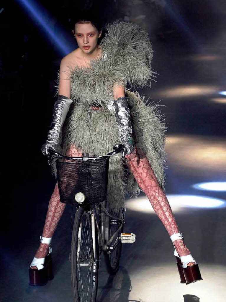 Model mit Rad bei Vivienne Westwood