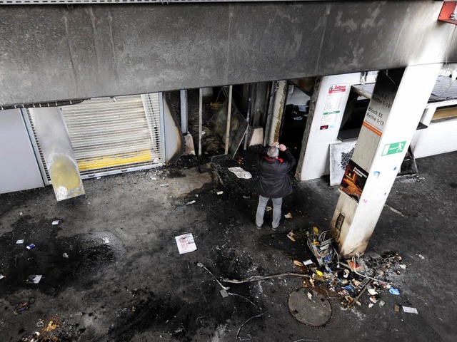 Teile der Osttribne wurden durch den Brand in Mitleidenschaft gezogen.  | Foto: Ingo Schneider