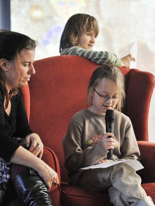 Jana Hell (9) liest ihr Mrchen vor &#8211;  Milena Vogt untersttzt.   | Foto: eggstein