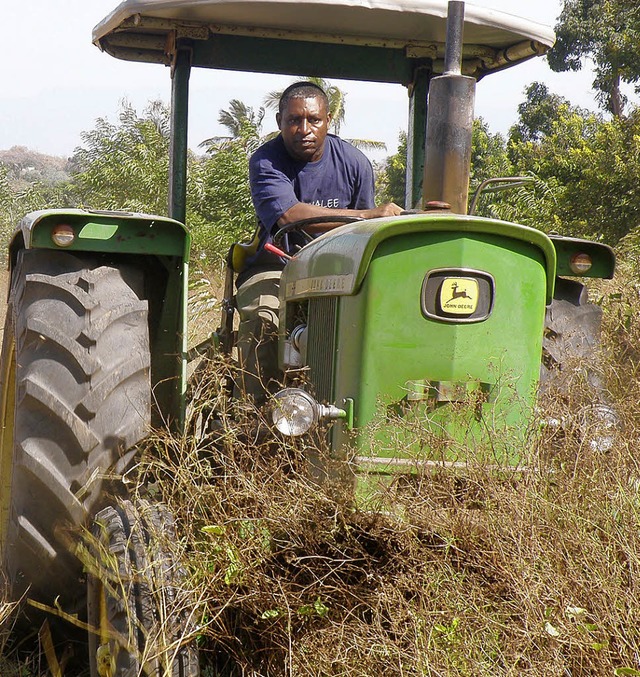 Pfarrer Thomas Msagati brachte den von...ten Traktor gleich selbst in Einsatz.   | Foto: BZ