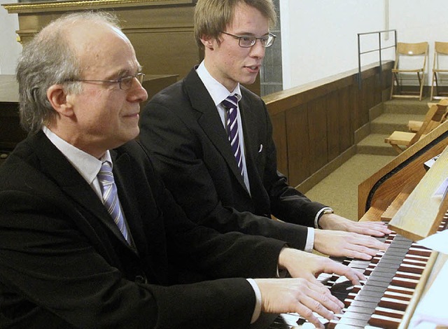 Johannes Geffert (links) und Johannes Lang an der Klais-Orgel in St. Fridolin   | Foto: Matthias Weber