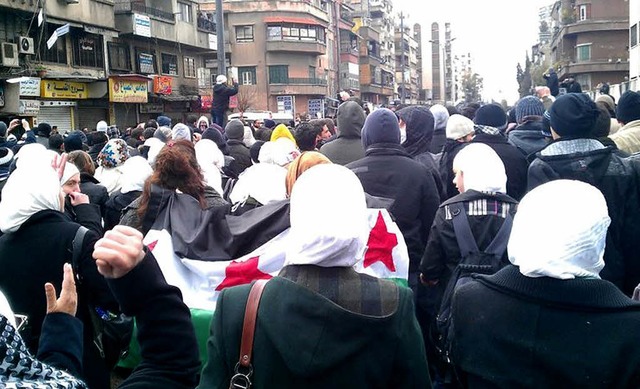 Bei den Protesten gegen das Regime in Syrien sind Frauen stets mit dabei.   | Foto: DPA/GAWHARY