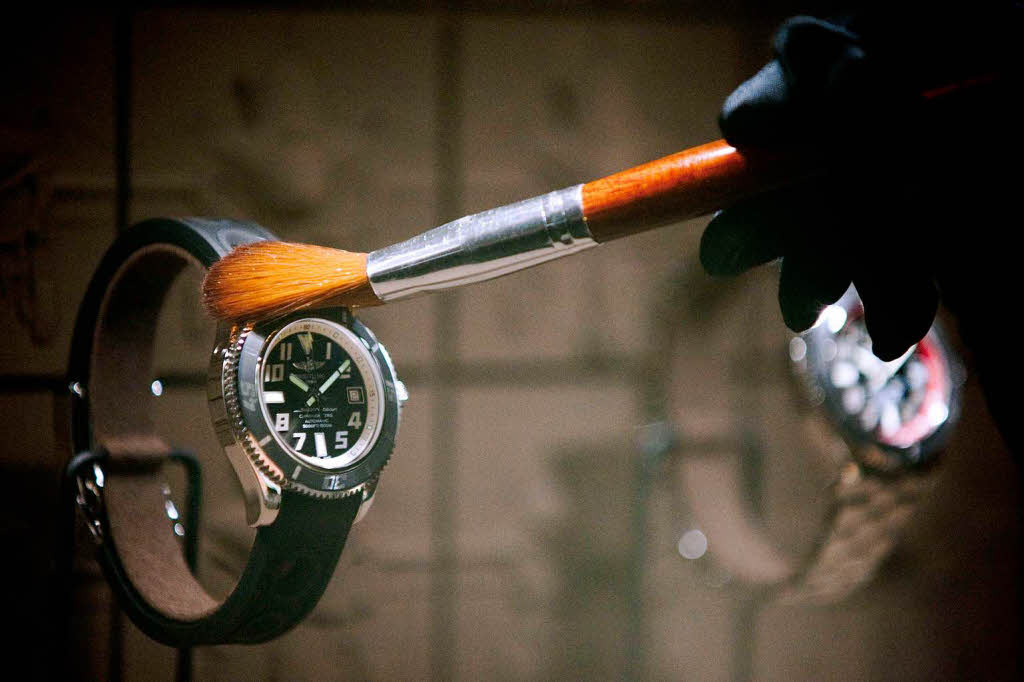 Eine Uhr von  Breitling wird sanft auf Hochglanz gebracht
