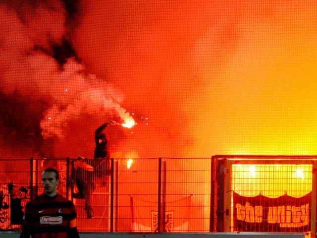Bengalos im SC Stadion  | Foto: dpa