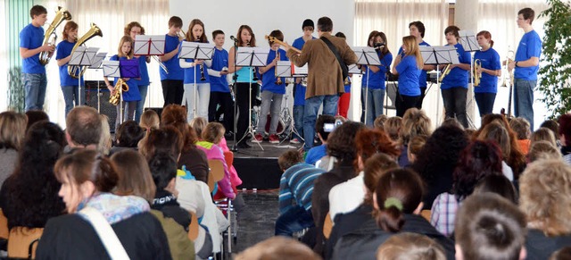 In der vollbesetzten Aula sorgte die S...g der offenen Tr  fr gute Stimmung.   | Foto: Martin Wunderle