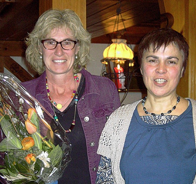 Erika Schbel, rechts, dankt Claudia S...Frauenrechts mit einem Blumengebinde.   | Foto: Selz