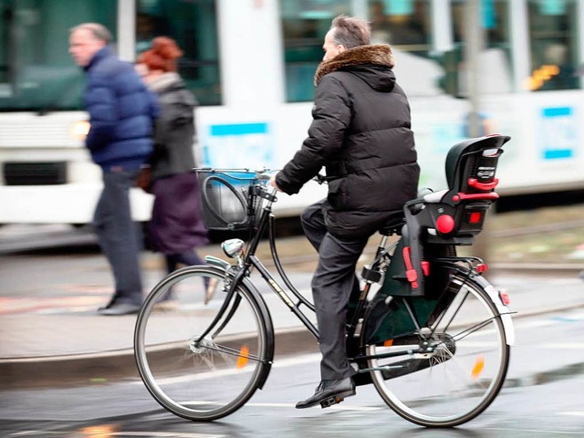 Unsicher, aber weiter legal: Radfahren ohne Helm.  | Foto: dpa