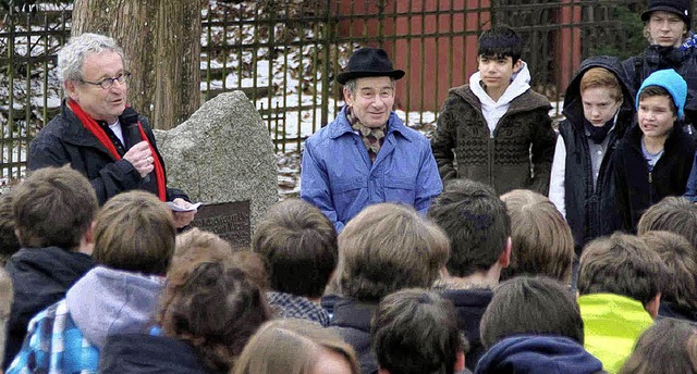 Geschichtslehrer Gnter Braun (links) ...hlern des Gymnasiums am Gedenkstein.   | Foto: Schule