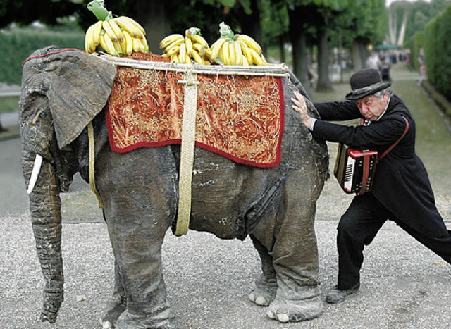 Dieser Elefant ist auf dem Offenburger Wochenmarkt zu Gast.   | Foto: PR