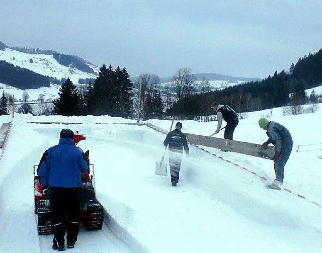 Seit Montag haben die Helfer der Skizu...ken fr das Pftze-Fscht vorbereitet.  | Foto: Privat