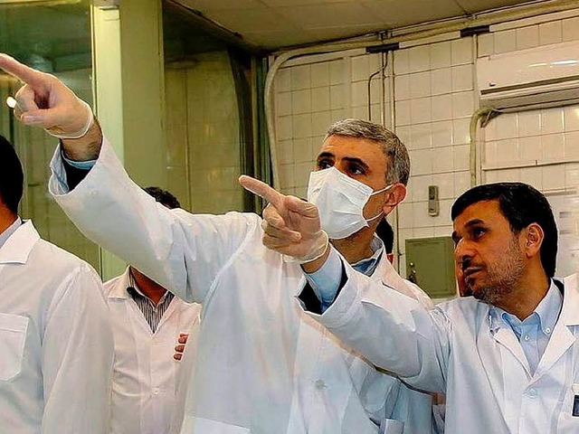 Irans Prsident Mahmud Ahmadinedschad ...) besucht den Atomreaktor in Teheran.   | Foto: DPA