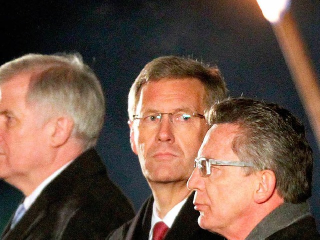 Christian Wulff wirkt sehr ernst whrend der Feierlichkeiten.   | Foto: DPA