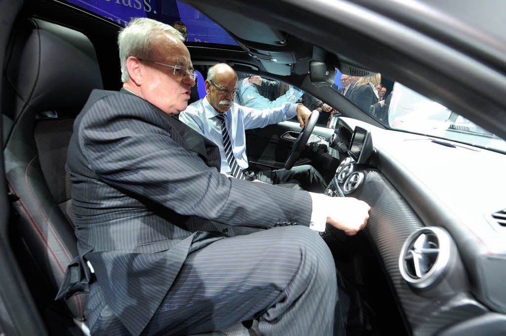 Dieter Zetsche (r) Vorstandsvorsitzender der Daimler AG, und Martin Winterkorn, Vorstandsvorsitzender von VW, sitzen a im Palexpo Messegelnde am Mercedes-Benz Stand in der neuen Mercedes-Benz A-Klasse und unterhalten sich.