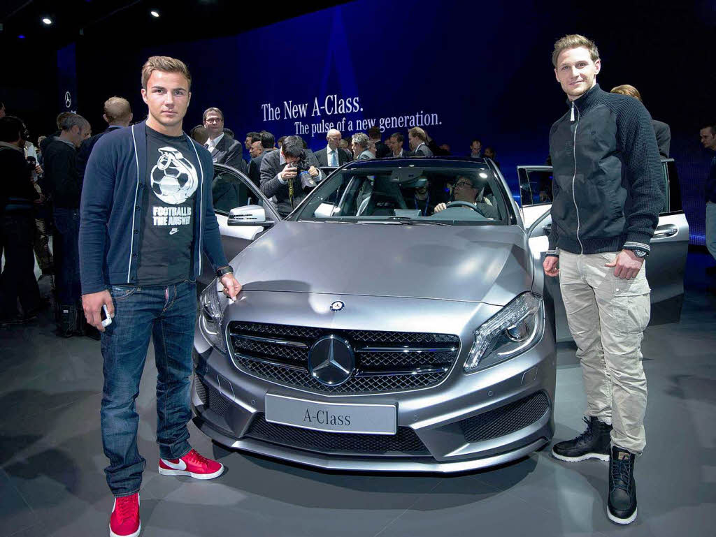 Die Nationalspieler Benedikt Hoewedes (r.) und Mario Goetze posierenin Genf beim Autosalon vor der neuen Mercedes-Benz A-Klasse.
