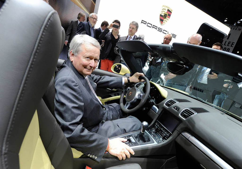 Wolfgang Porsche, Aufsichtsratsvorsitzender von Porsche, sitzt  bei der Porsche Pressekonferenz im neuen Porsche Boxter.