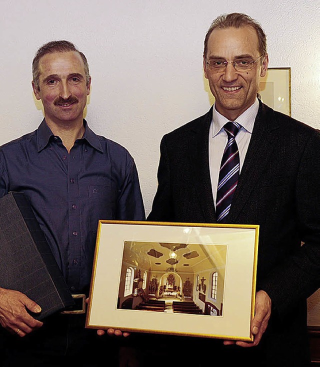 Albert Schindler (links) dankt seinem Vorgnger Bernhard Fehrenbach.   | Foto: H.Dauenhauer
