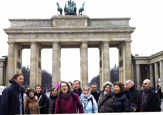 Das Lied von der Schwarzwaldmarie erkl...ielstimmig vor dem  Brandenburger Tor.  | Foto: Luisa Denz
