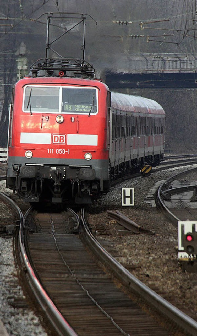 Regionalzug bei der Einfahrt in den Bahnhof in Riegel  | Foto: Wendel