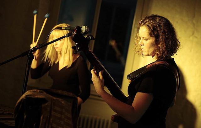 Ungewohntes: Heike Michaelis (links) und Janina Hacker  | Foto: BREITHAUPT