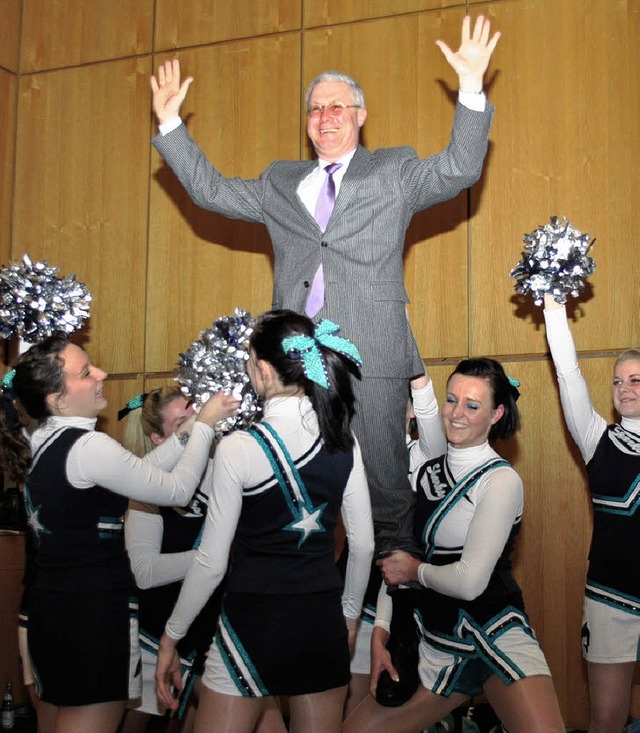 OB Dietz lie sich von  Cheerleadern des TV Staufen elegant auf den Arm nehmen.  | Foto: Norbert Sedlak