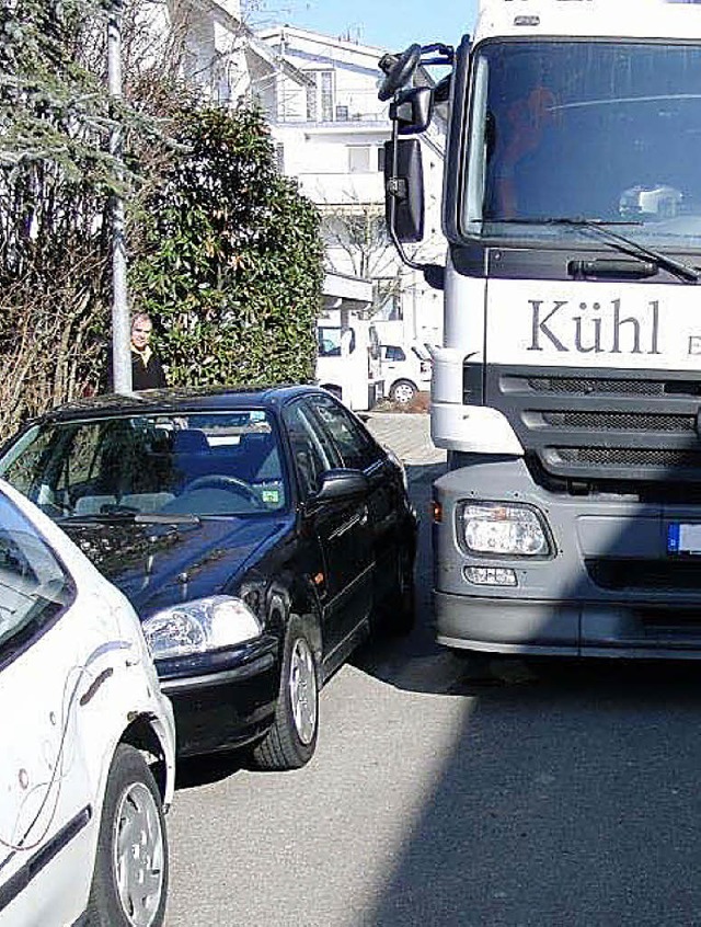 Sorgen fr rger:  Autos, die trotz Ha... der Leopoldstrae abgestellt werden.   | Foto: Privat