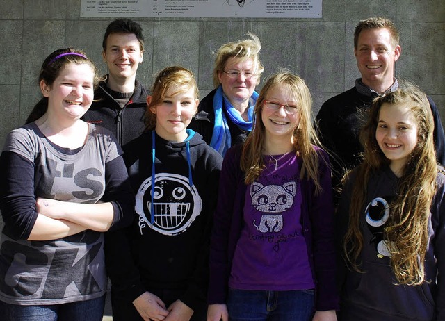 Holger Streit, Alexander Fink und Birg...inten) mit Schlerinnen der Realschule  | Foto: Jannik Schall