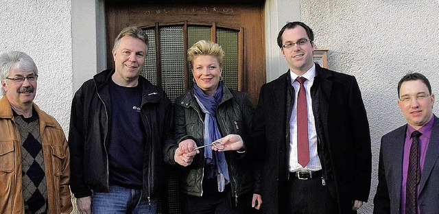 Roland und Jacqueline Schmid (Bildmitt...r der Stadt, Markus Rebholz (rechts).   | Foto: Reinhard herbrig